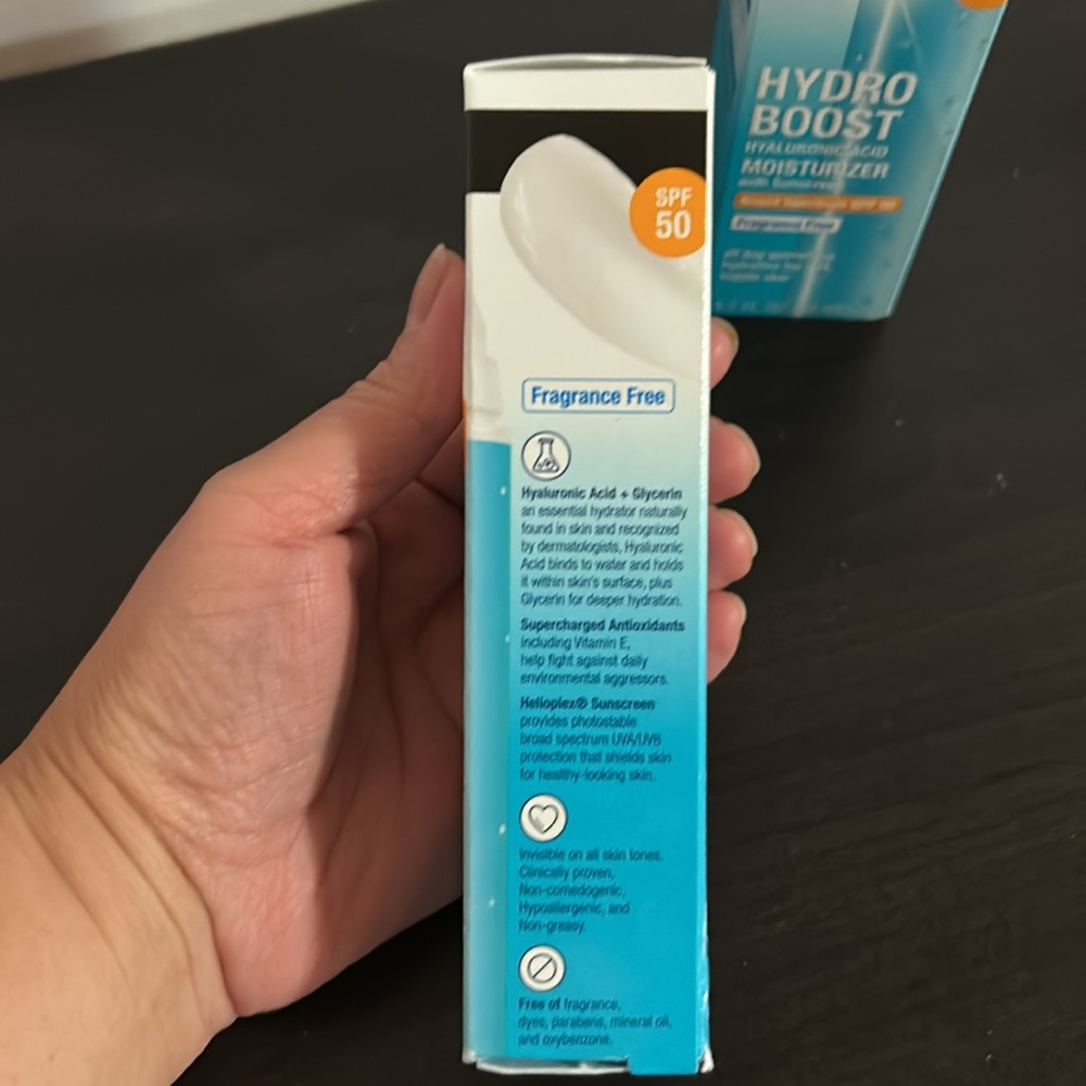 Neutrogena Hydro Boost Hyaluronic Acid Moisturizer with Sunscreen SPF 50 - Picture 3 of 6
